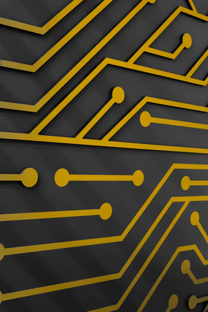 Un gros plan sur le décor du mur ressemblant à un circuit électronique.