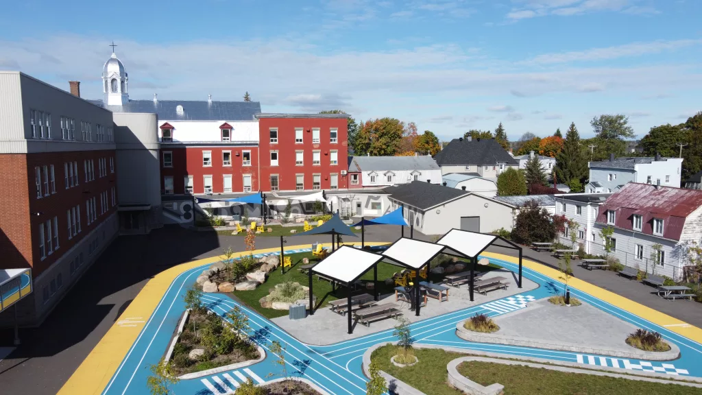 Une vue aériene vers l'est de cour extérieure du Collège Saint-Paul.