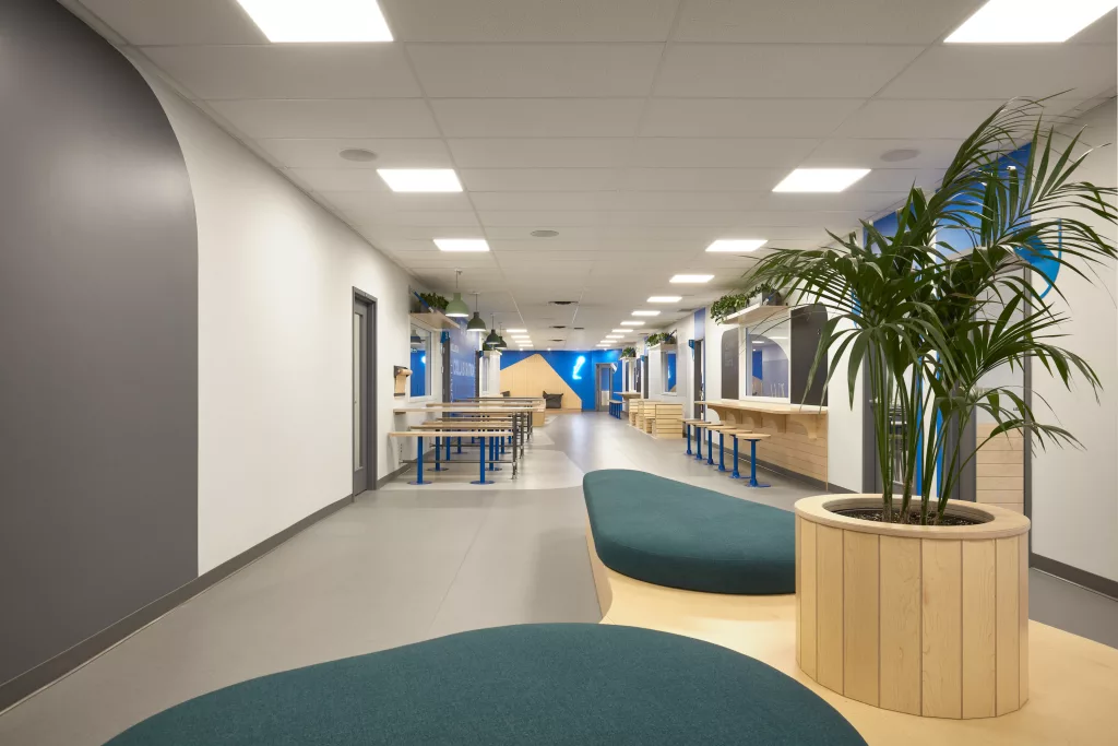 Une vue sur une autre partie du tiers lieu reliant les différente classes de l'étage des deuxièmes secondaires du Collège Sainte-Anne.