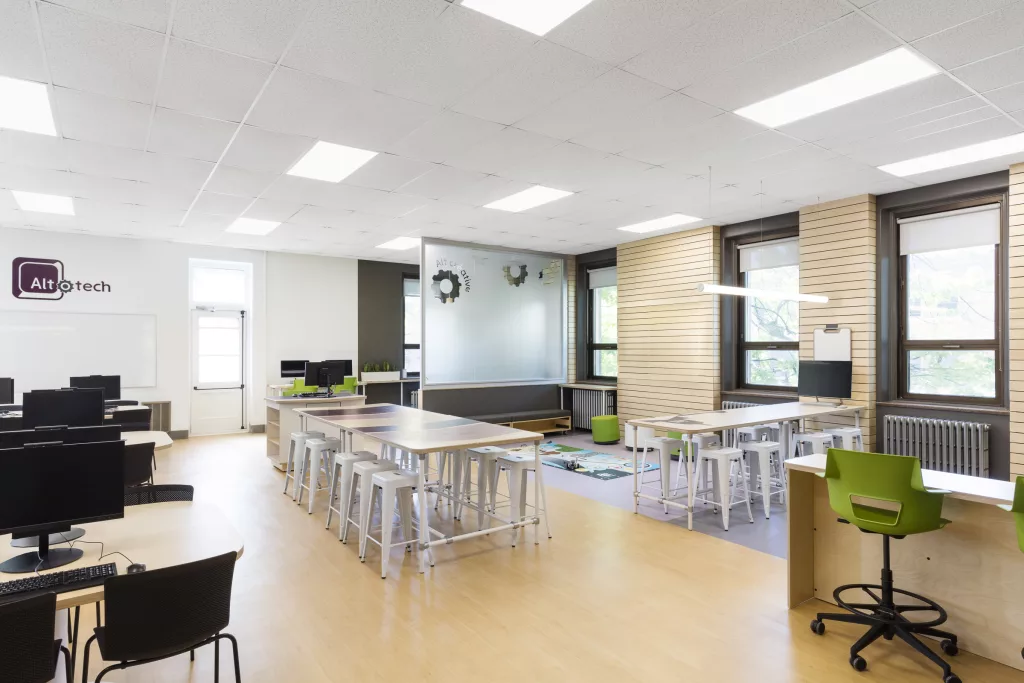 Vue d'ensemble de l'espace de création de la Alt-O-Tech du Pensionnat du Saint-Nom-de-Marie.