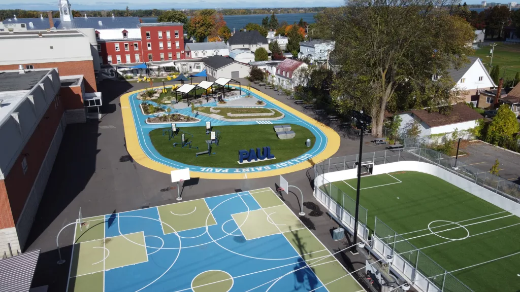 Une vue aérienne des nouveaux aménagements de la cour extérieure du Collège Saint-Paul.