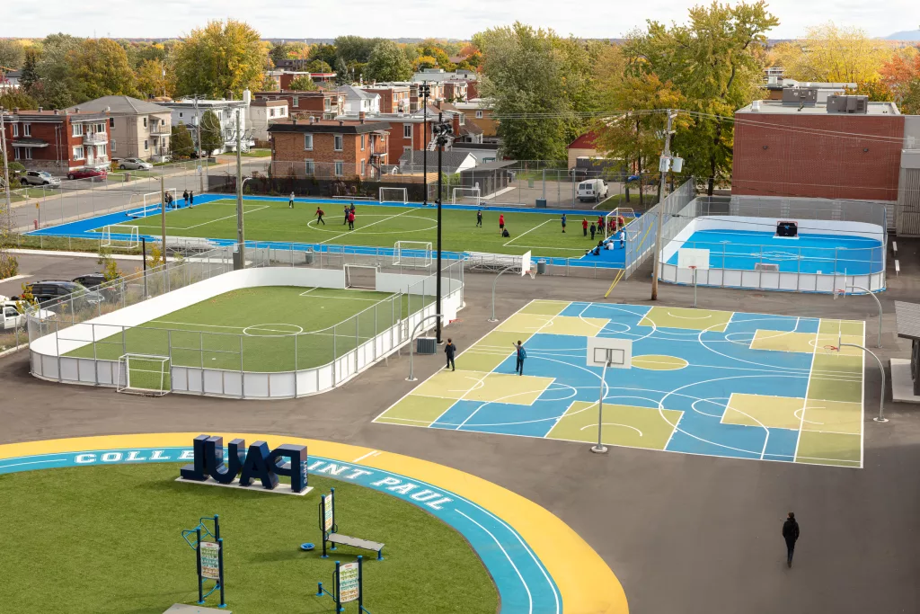 Une vue du coté ouest de la cour extérieure du Collège Saint-Paul ou se trouvent dux terrains de basketball, un terrain de futsal, un terrain de soccer et un terrain de dekhockey.