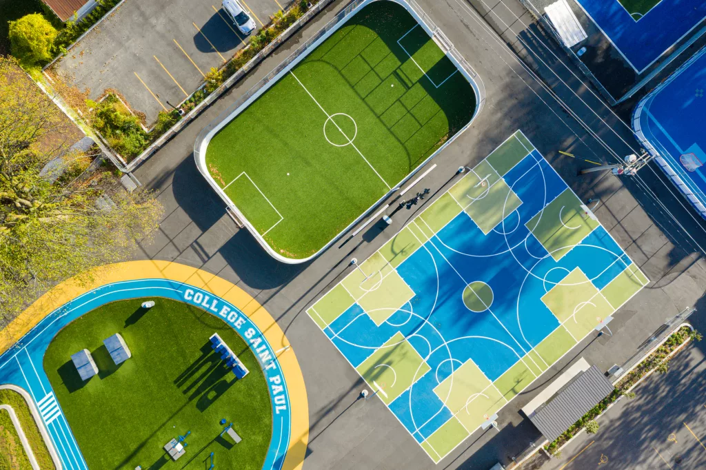Les couleurs vives dynamisent la nouvelle cour extérieure du Collège Saint-Paul.