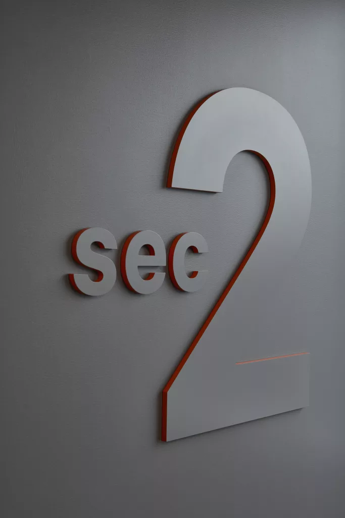 La signalétique ton sur ton appliquée au mur permet à tous les usagers de savoir que c'est l'étage des deuxiemes secondaires.