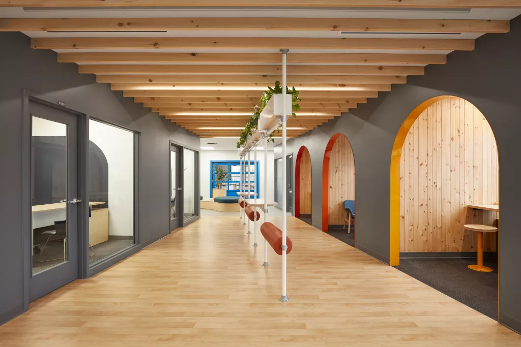 Le tiers lieu entre les classes comprend une assise inspiré du métro de Montréal, et des banquettes séparée par des structures aux entrées en formes d'alcoves de couleurs différentes.