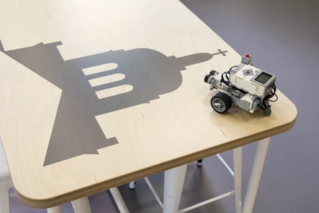 Une table décoré de la silouhette Pensionnat du Saint-Nom-de-Marie dans la Alt-O-Tech.