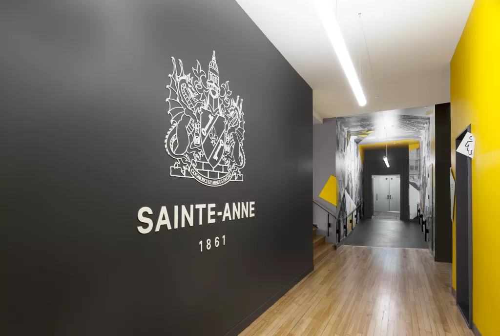 L'Armoirie du collège sainte-anne imprimée sur l'un des murs du corridor.