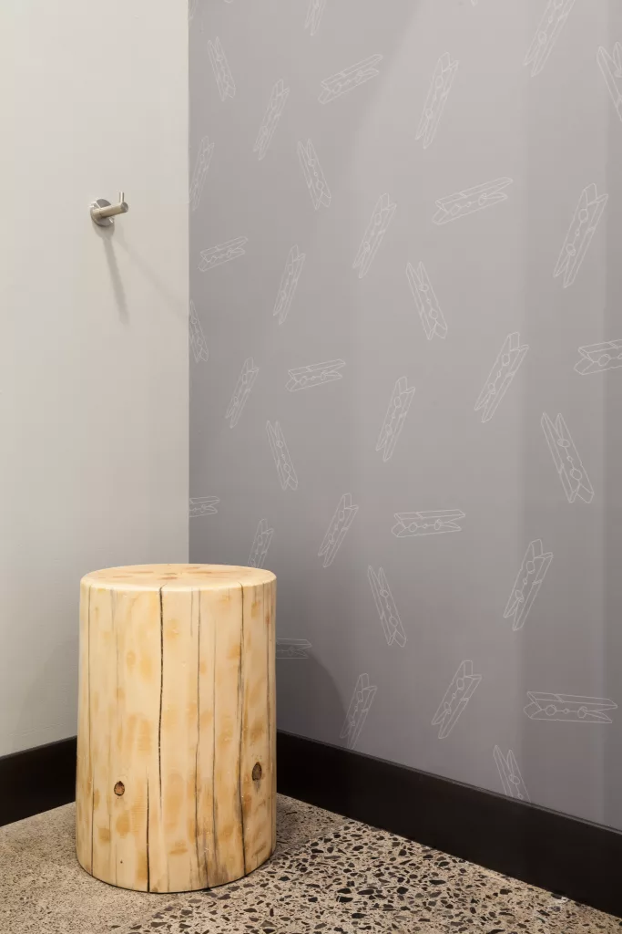 Banc de bois dans une cabine d'essage de la boutique l'épingle à linge.