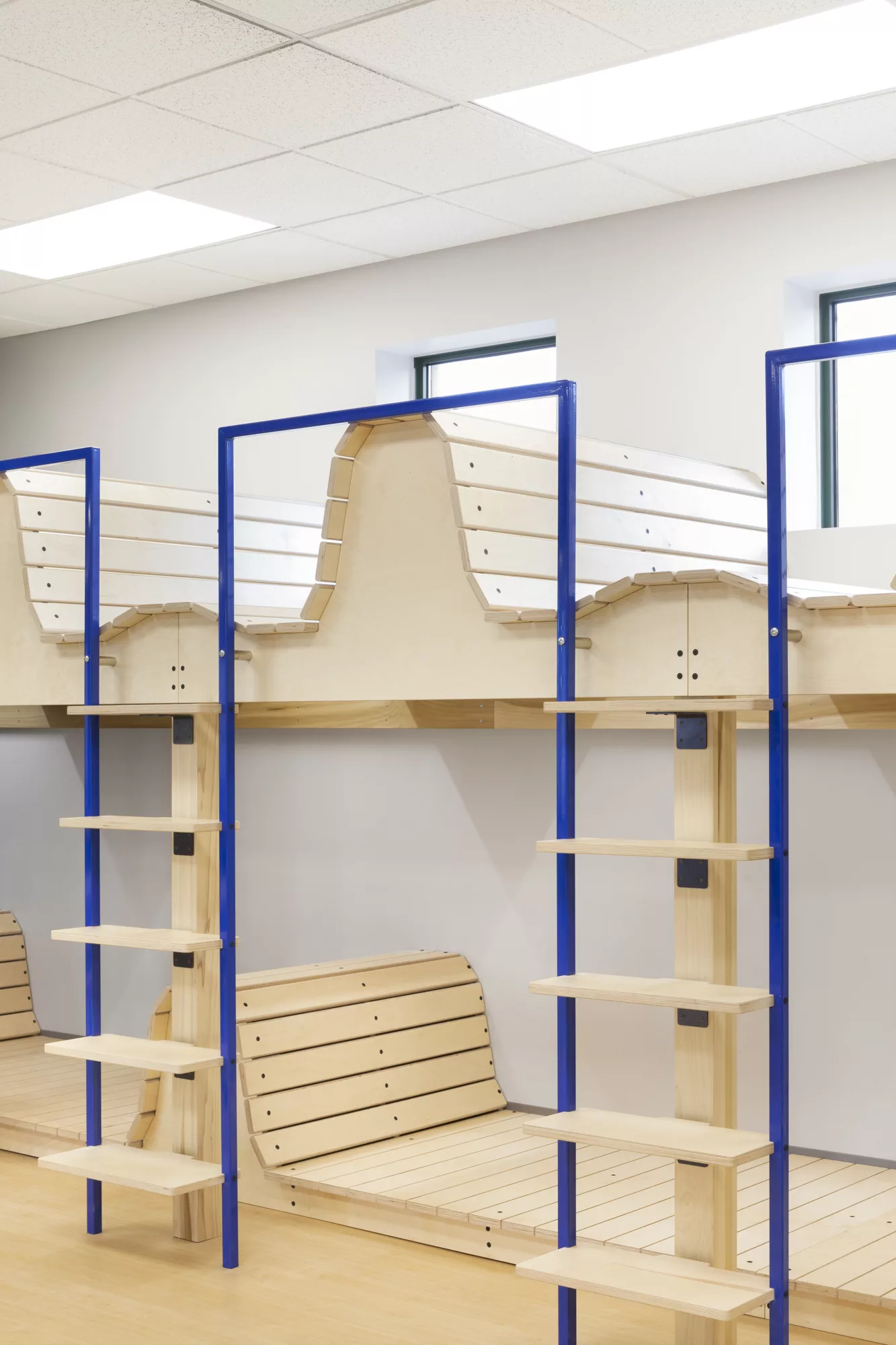 Plan rapproché sur les mezzanines de lectures créées par Taktik Design à la Biblio Tech du Collège Ville Marie.