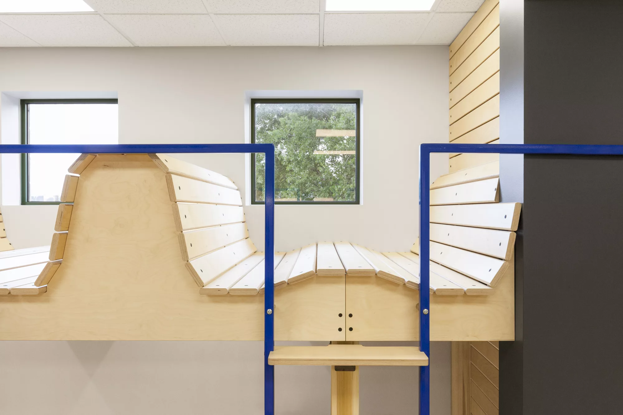 Une autre vue en gros plan sur le mobilier sur mesure créé par Taktik Design. Depuis les mazzanines, ont peut regarder à l'extérieur.