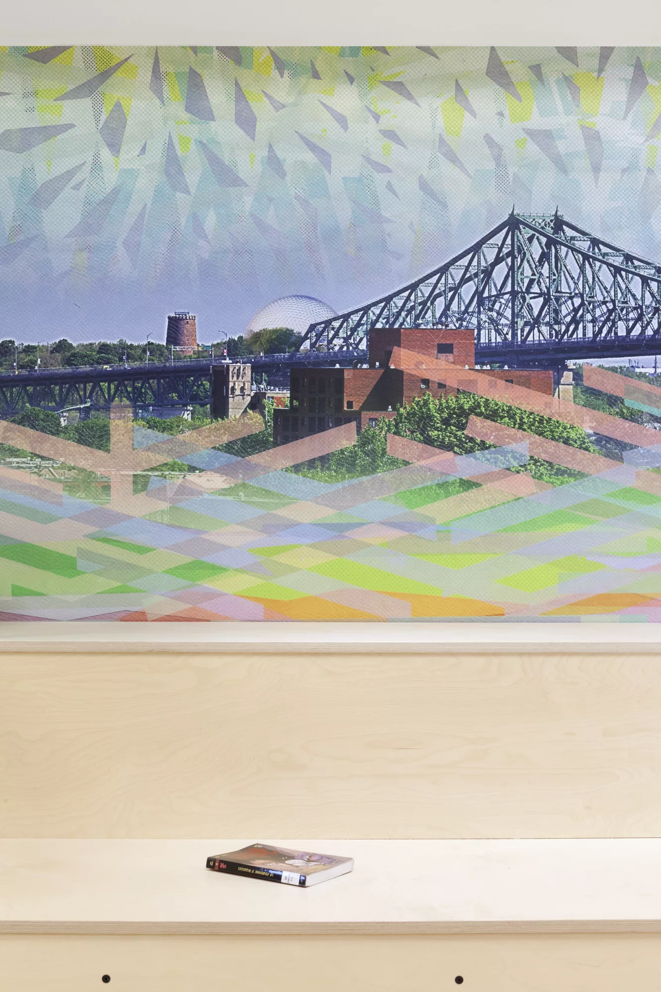 Gros pan sur la murale créée par l'artiste Jason Cantoro. On y voit des éléments architecturaux de Montréal.