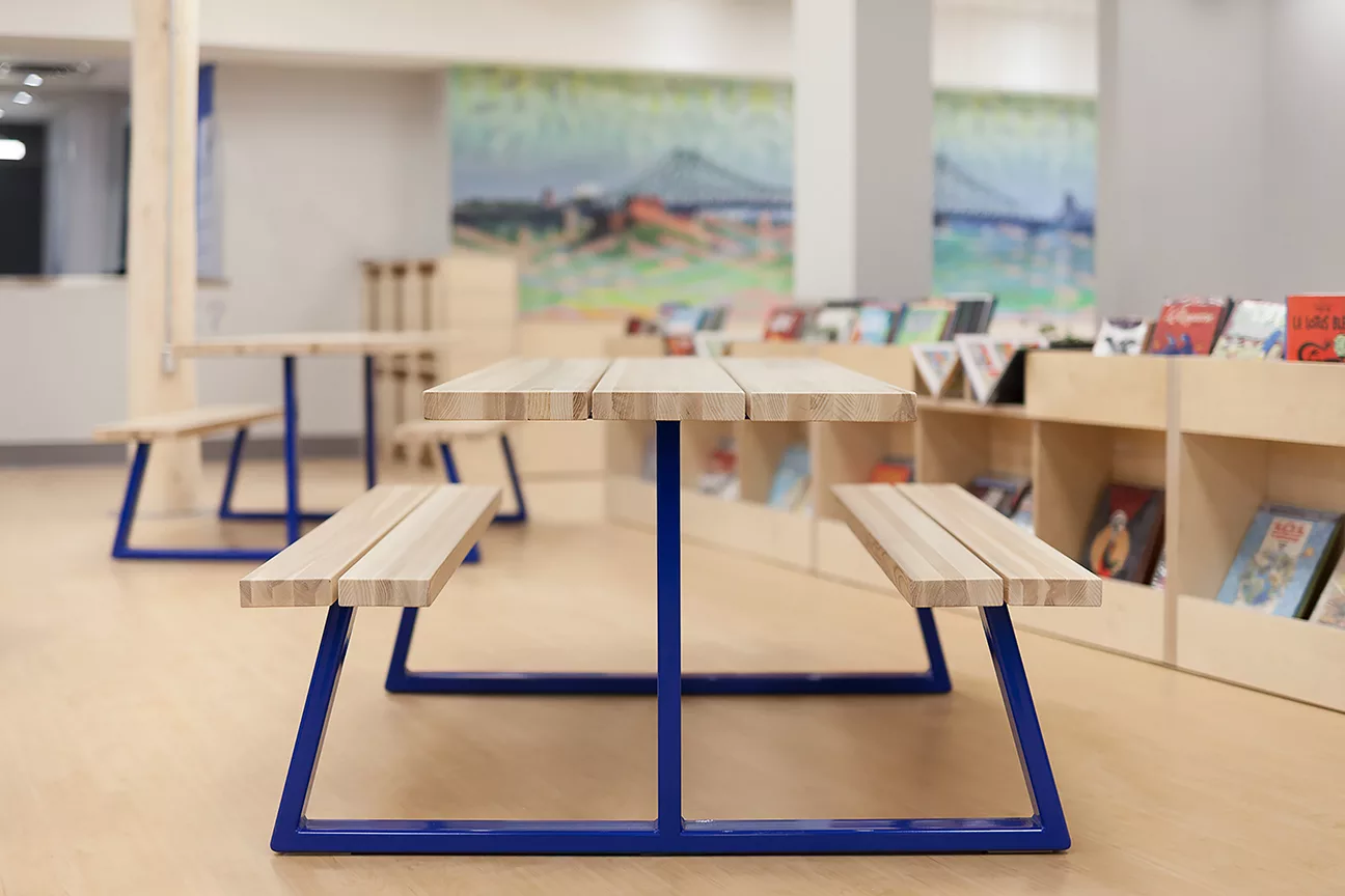 Détail de la table de picnic intérieure créée par Taktik Design.