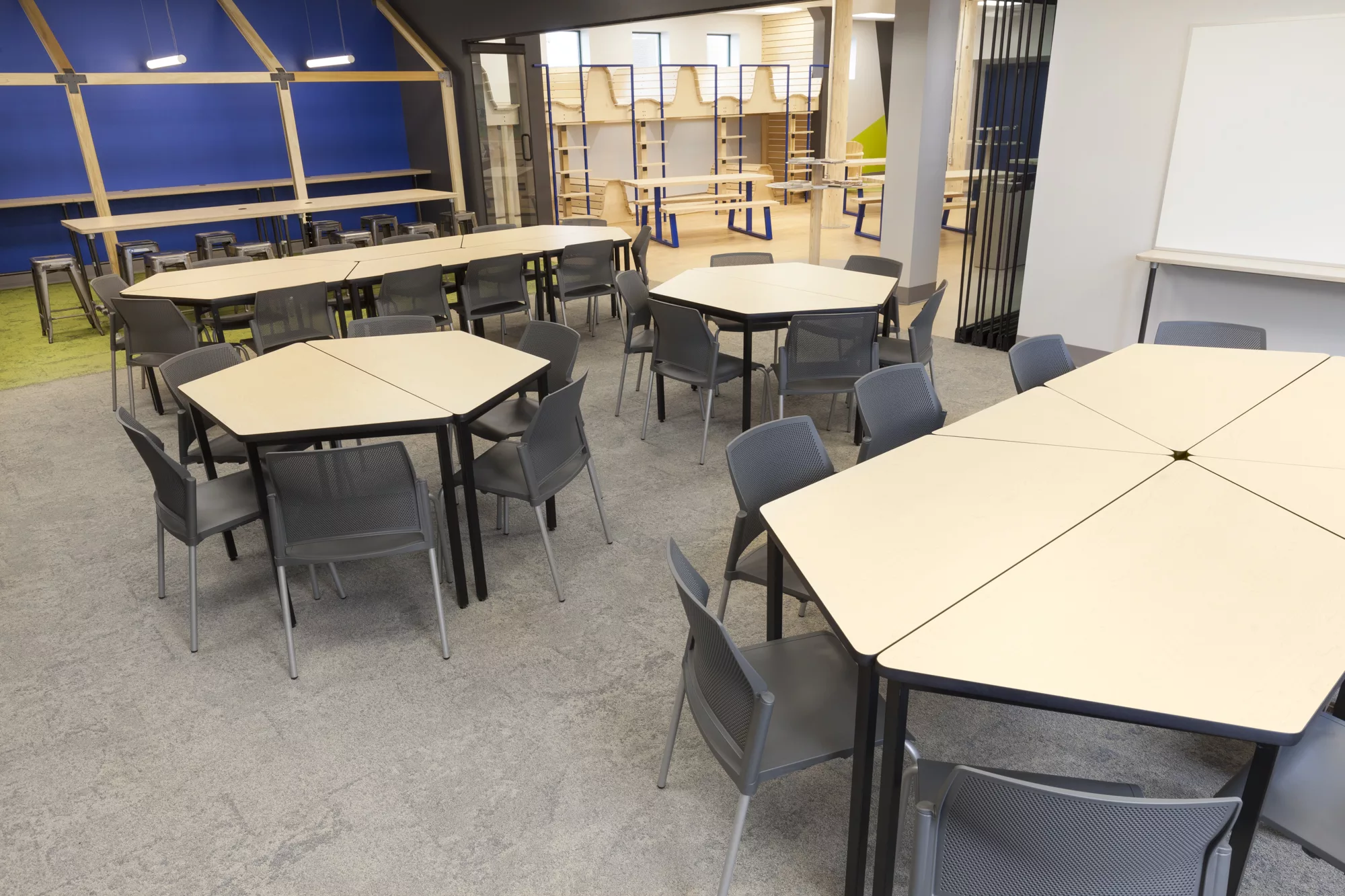 Détail sur le mobilier des espaces de travail. On voit que les tables modulaires peuvent s'arranger de plusieurs manières.