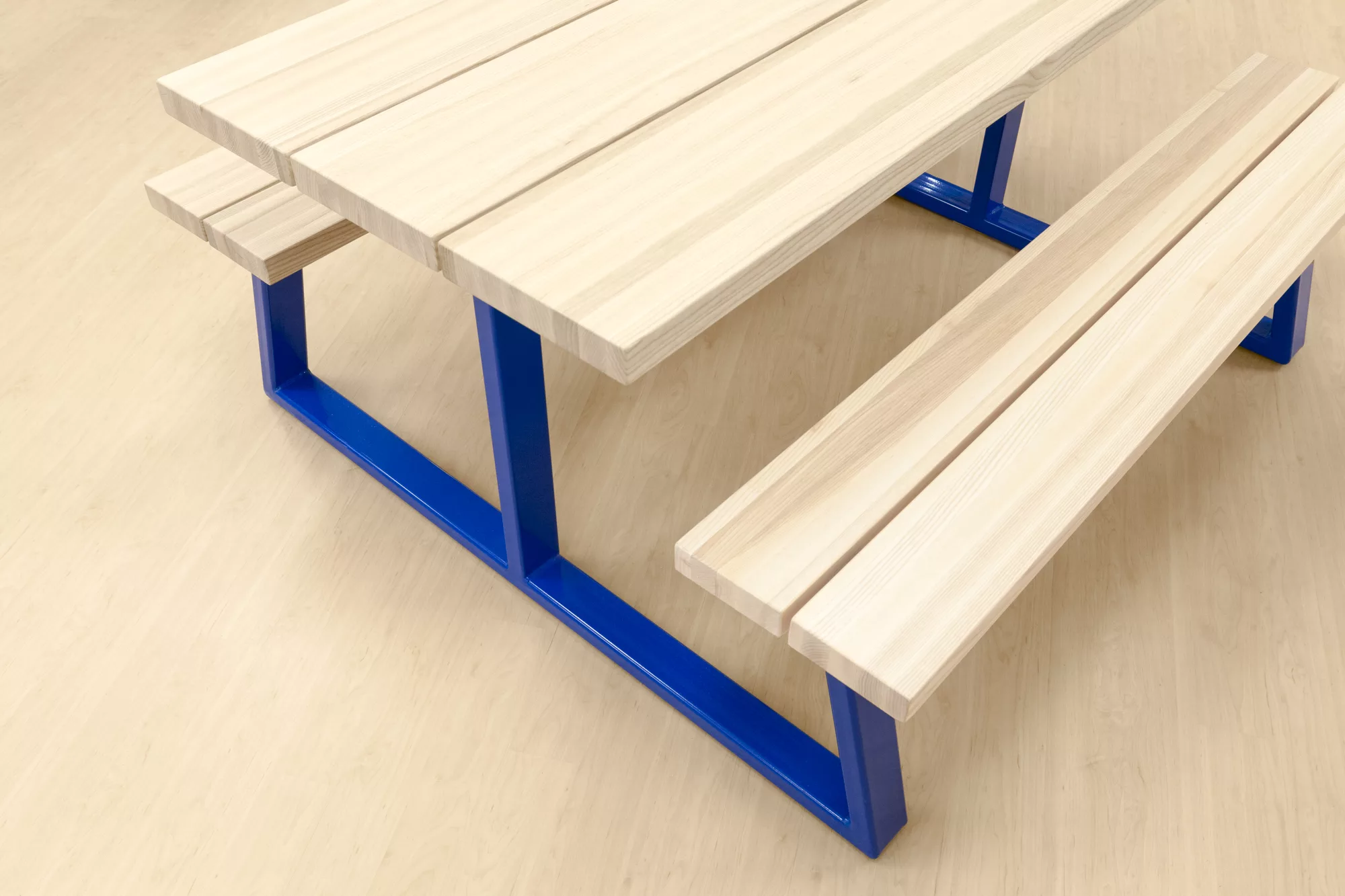 Détail de la table de picnic intérieure créée par Taktik Design.