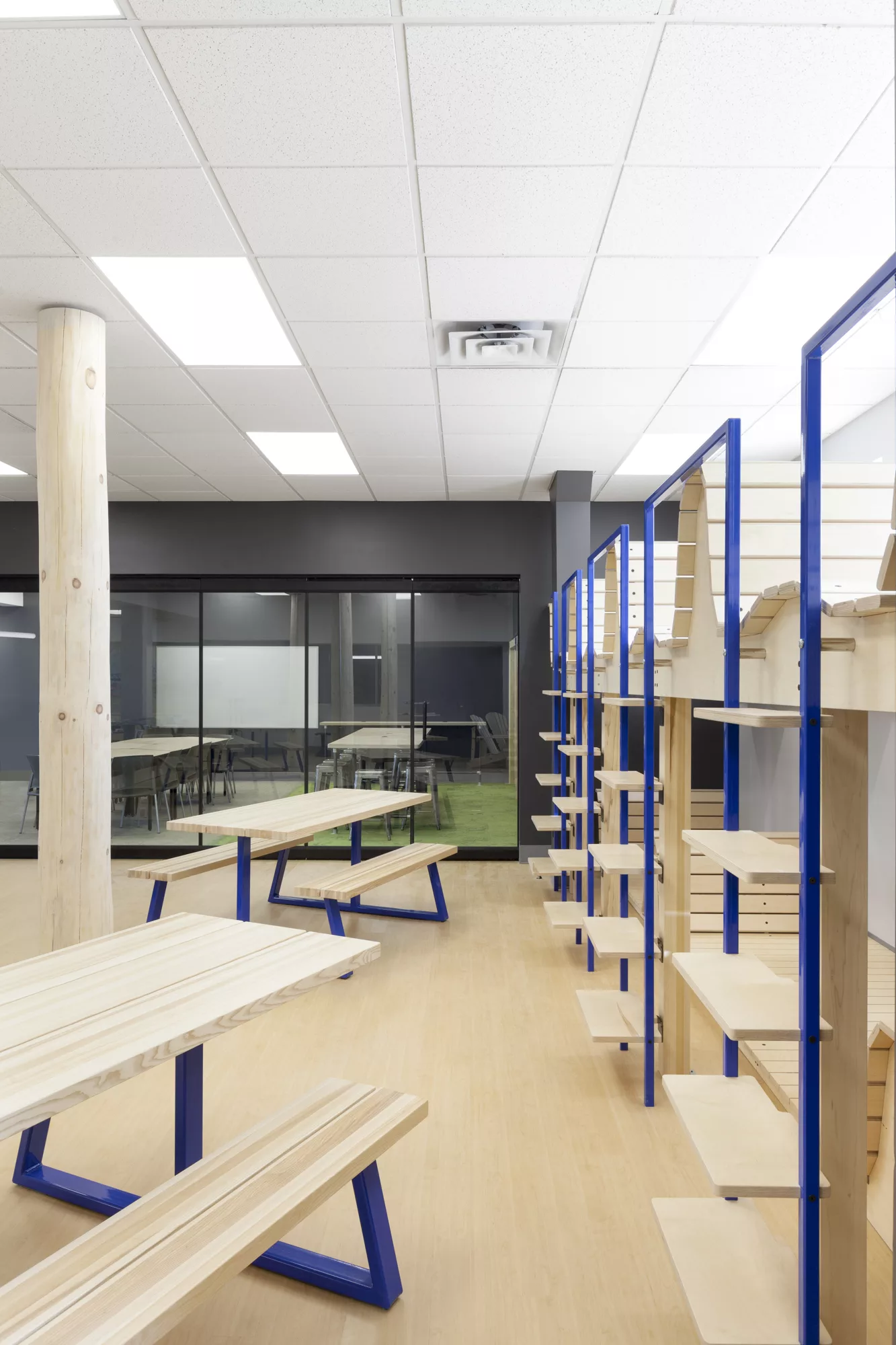 Vue générale montrant les mezzanines créées comme espace de lecture en hauteur.