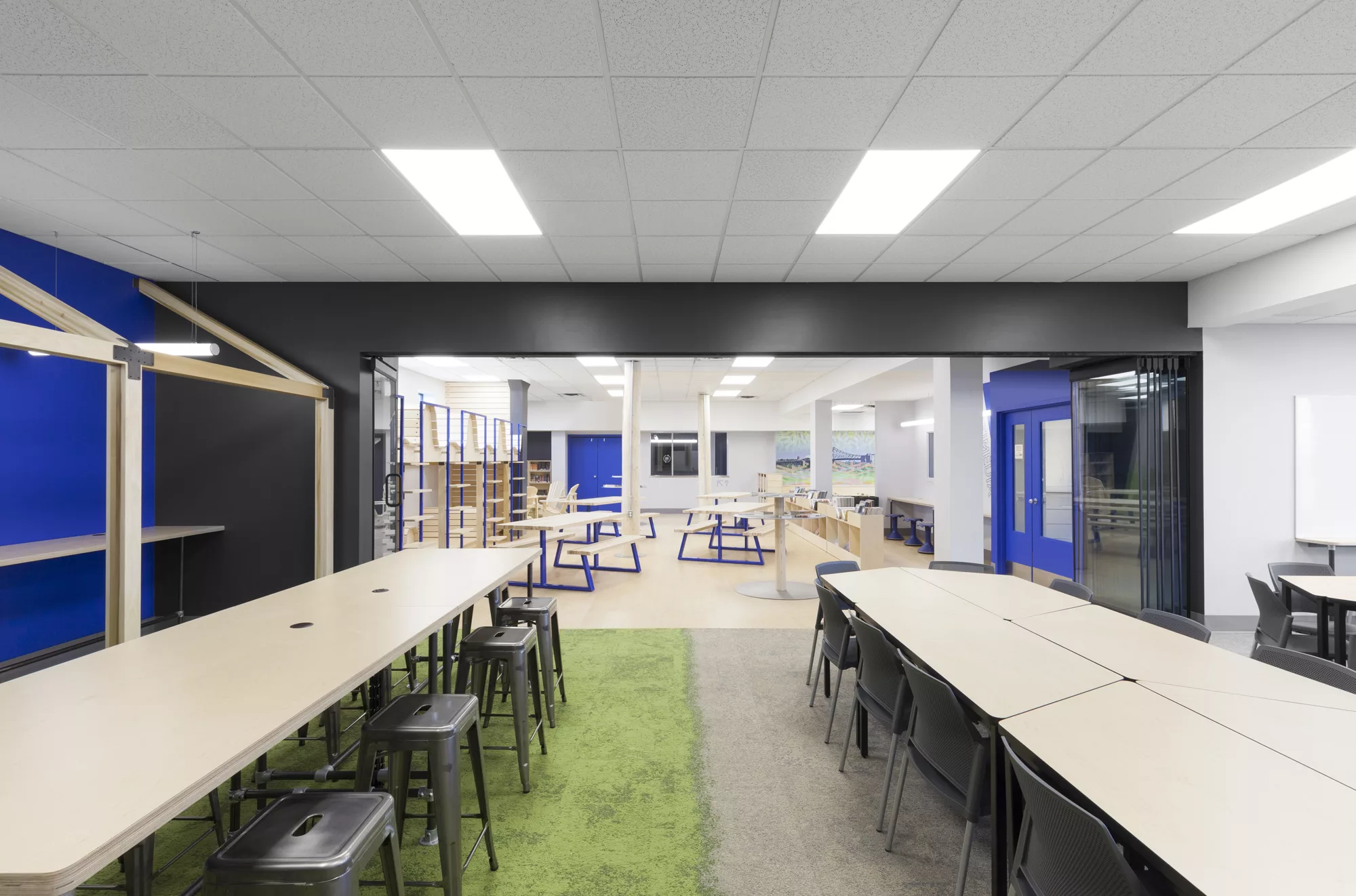 La salle de travail principale, avec les portes vitrées ouvertes.