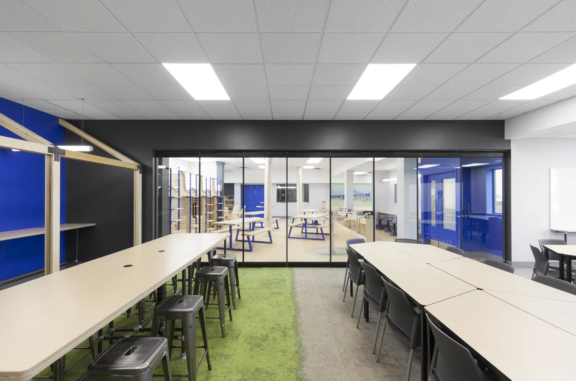 La salle de travail principale, avec les portes vitrées fermées.
