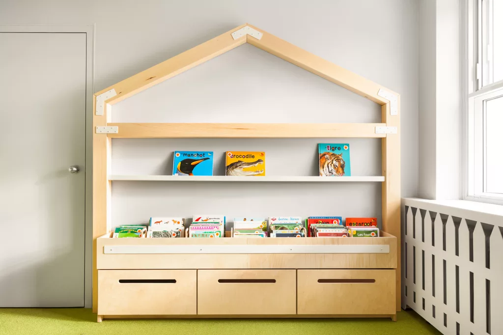À la bibliothèque du collège Marie de France. On y voit une bibliothèque en bois fabriquée par Taktik Design en forme de cabane. Le meuble est décomposé en plusieurs espaces d'étagères et de rangements.