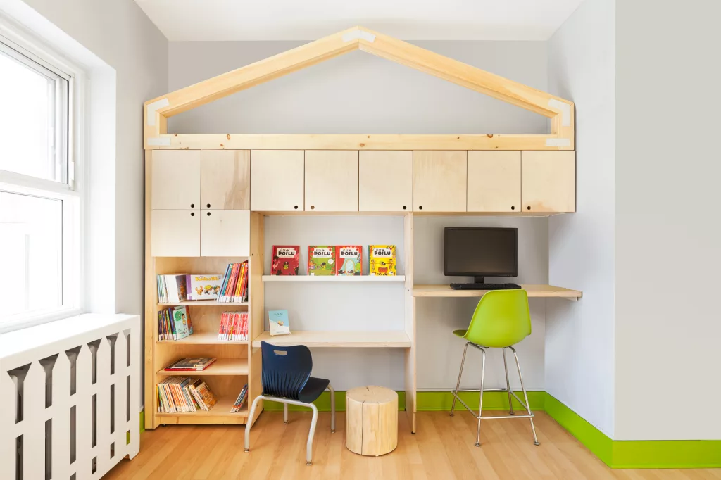 À la bibliothèque du collège Marie de France. On y voit une bibliothèque en bois fabriquée par Taktik Design en forme de cabane. Le meuble est décomposé en plusieurs espaces, bureau, étagère, rangements...