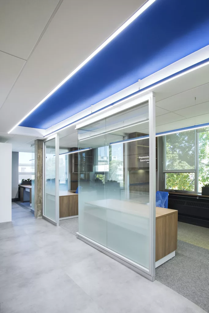 Des bureaux délimités par des vitres demi-glacées dans les locaux du bureau des assuranvces de la FEEP.