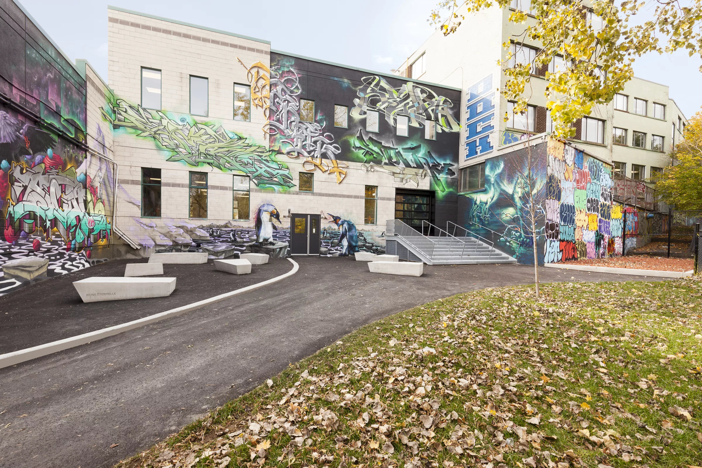 L'entrée des élèves de la cour extérieure du Collège Ville-Marie.