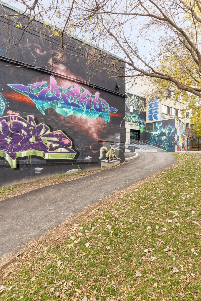 Un mur de graffiti de la cour extérieur du Collège Ville-Marie.