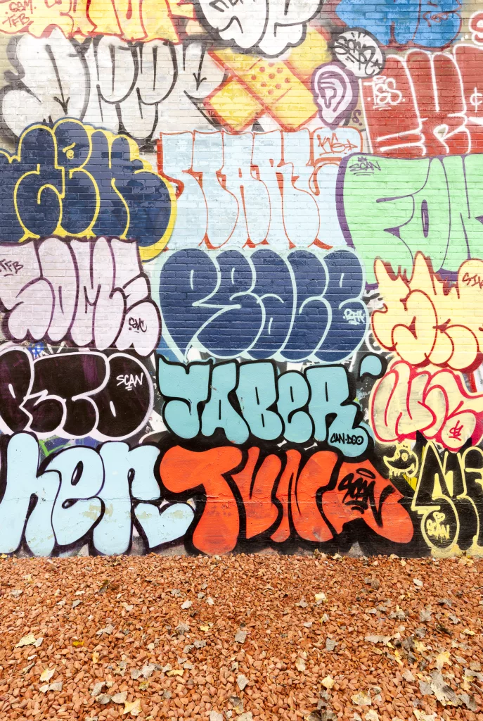 Un mur recouvert de graffitis de plusieurs artistes Montréalais au Collège Ville-Marie.
