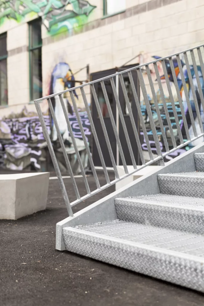 Un gros plan de la rampe d'escalier de la cour arrière du Collège Ville-Marie.