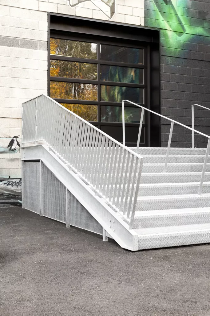 L'escalier de la cour extérieure du Collège Ville-Marie.