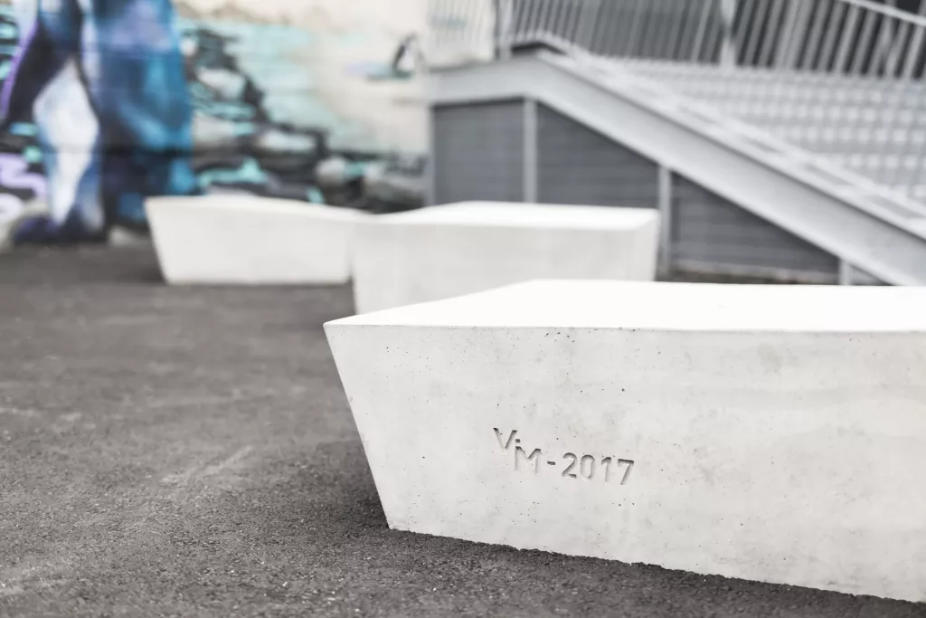 Gros plan sur l'un des banc de béton de la cour arrière du Collège Ville-Marie.