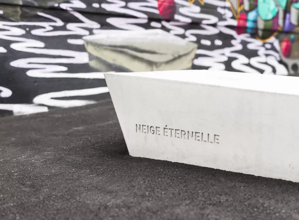 Un banc de béton de la cour extérieure du Collège Ville-Marie.