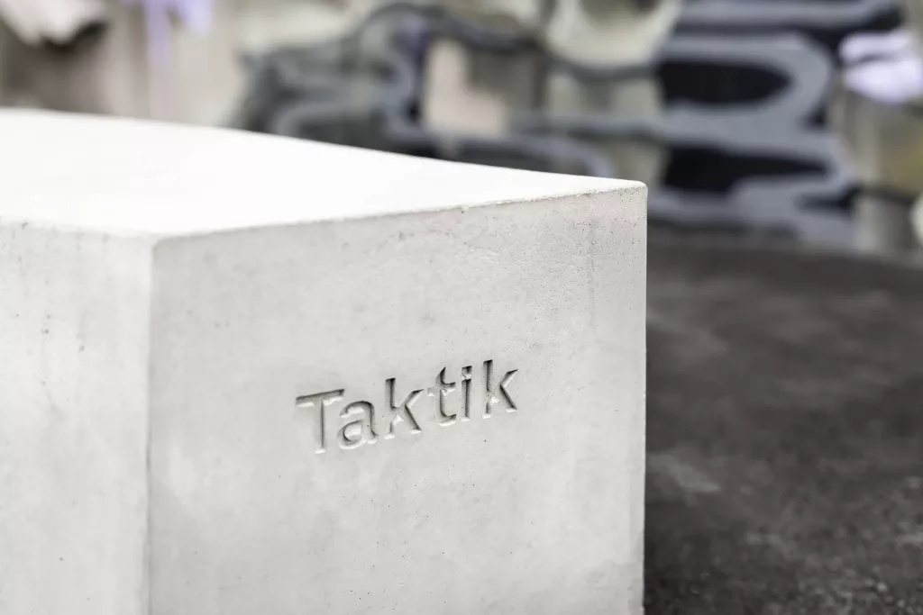 Un banc de béton produit par Taktik design dans la cour extérieure du Collège Ville-Marie.
