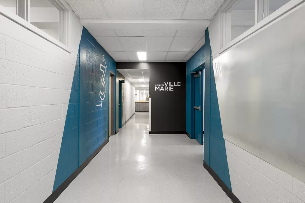 Les couleur et les angles de celles-ci dynamisent les corridor du collège.