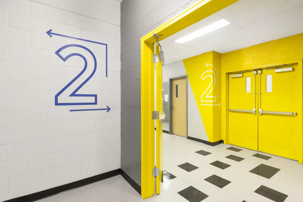 Les étages sont clairements identifiés à l'aide d'un chiffre et d'une couleur différente au collège Ville-Marie.