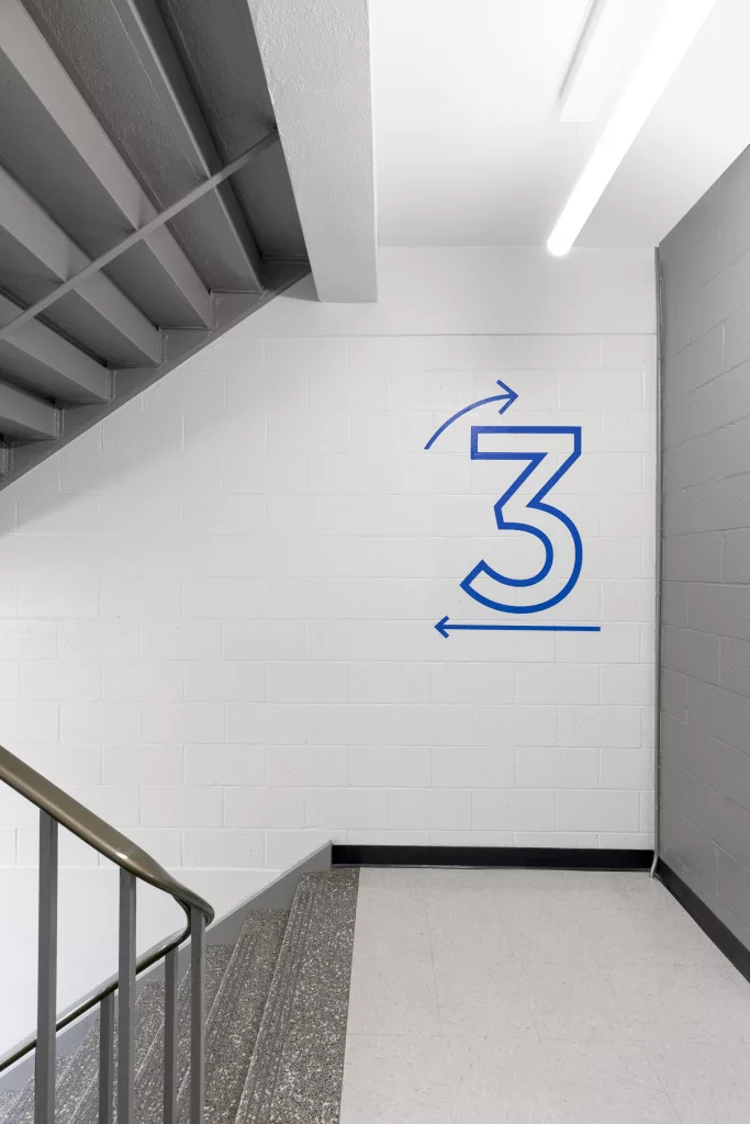 Une indication de l'étage dans l'escalier.