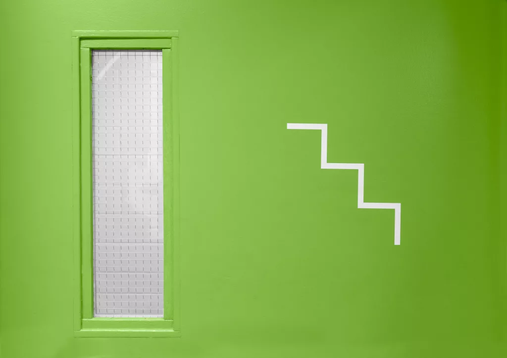 Les portes menant aux escalier sont marquées d'un pictogramme en forme d'escalier.
