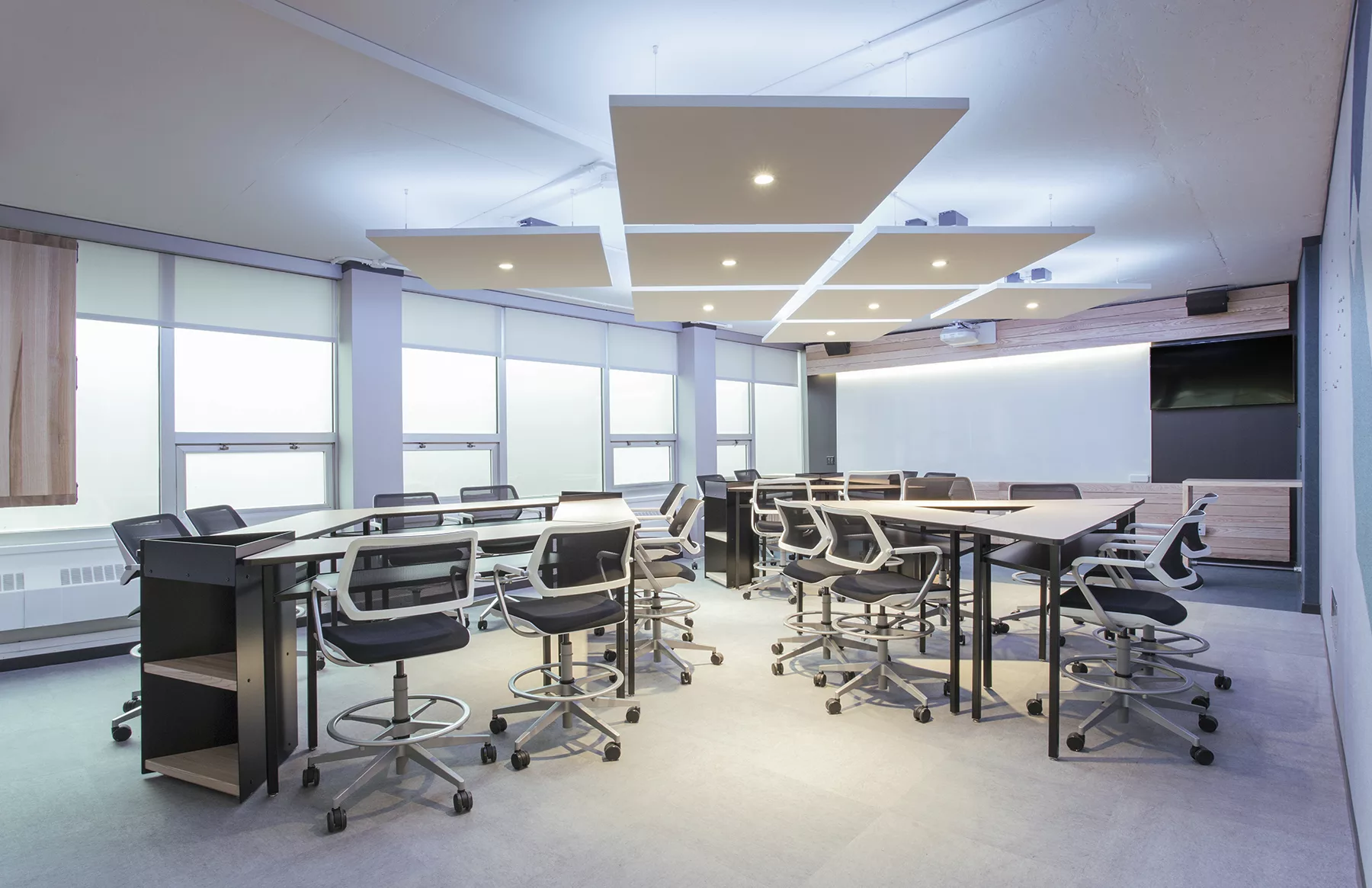 Les tuiles de plafon d suspendues permettent d'ajuster l'éclairage avec des encartées et de l'éclairage indirect.