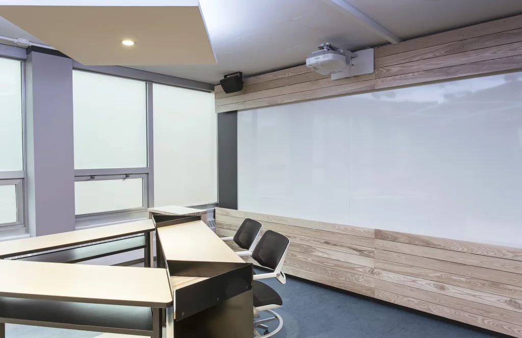 Une des salles de formation 
Cadre 21 du FEEP contient un immense tableau blanc ainsi qu'un projecteur et  unsystème audio.