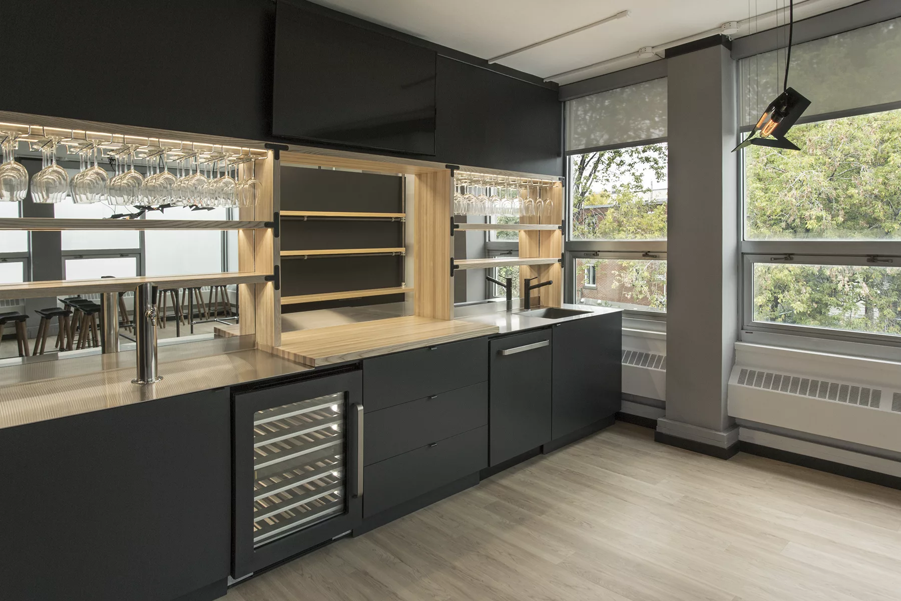 Des armoires noires donnent un style classique à la section cuisine du centre de formation Cadre 21 du FEEP.