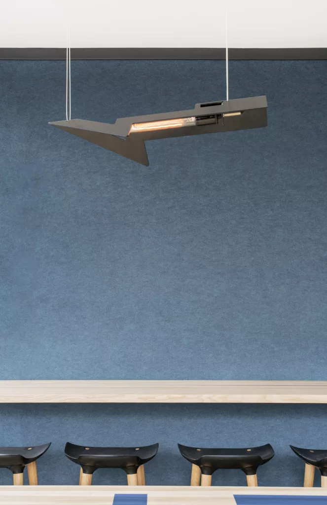 Une lampe suspendue designée par Taktik Design pour les salles de formation 
Cadre 21 de la FEEP.