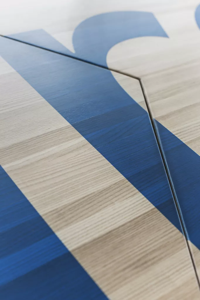 Du mobilier sur mesure créé par Taktik design pour les salles de formation de la FEEP.