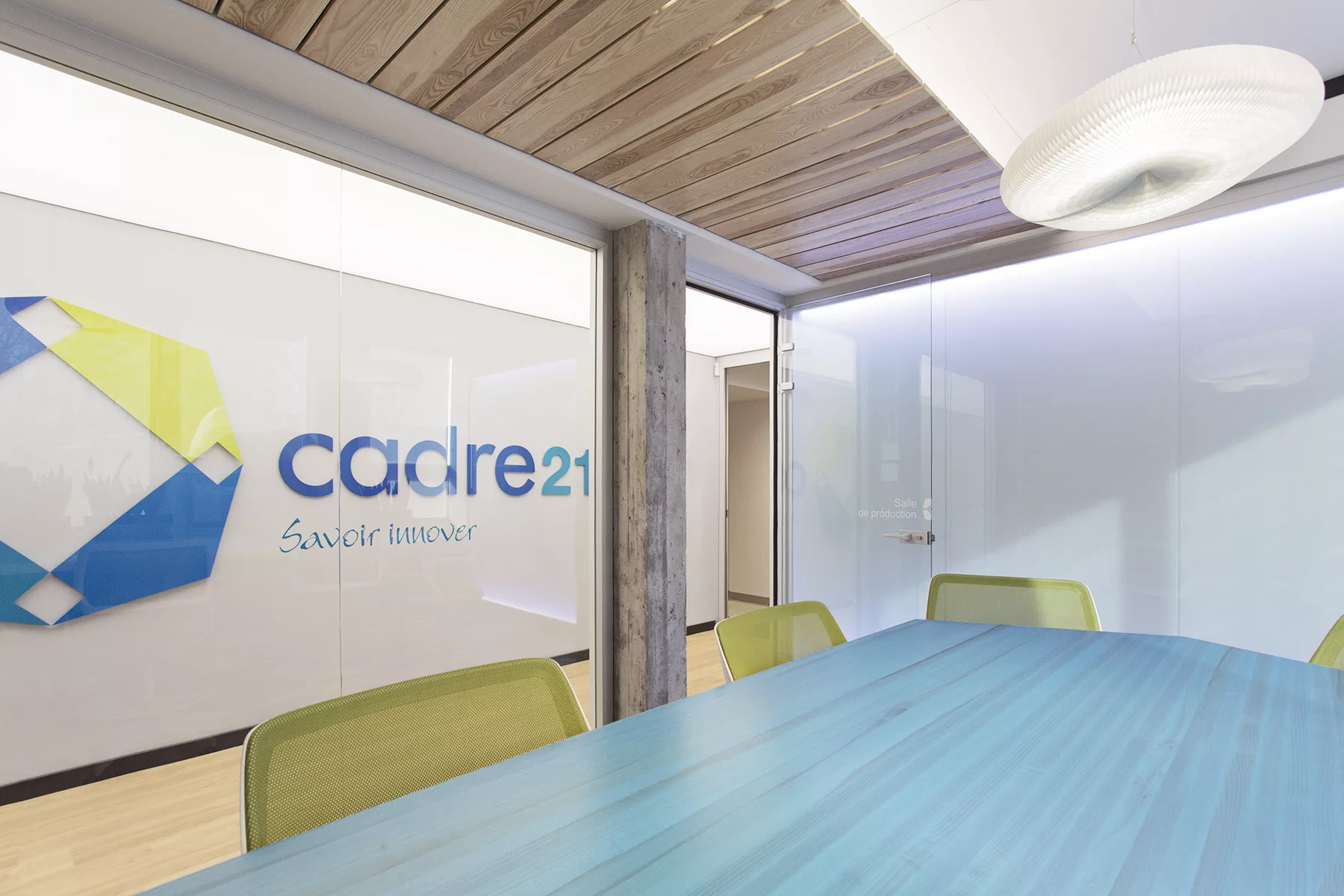 Vue de l'intérieur dune petite salle de formation qui donne sur lel logo mural du
Cadre 21 de la FEEP.