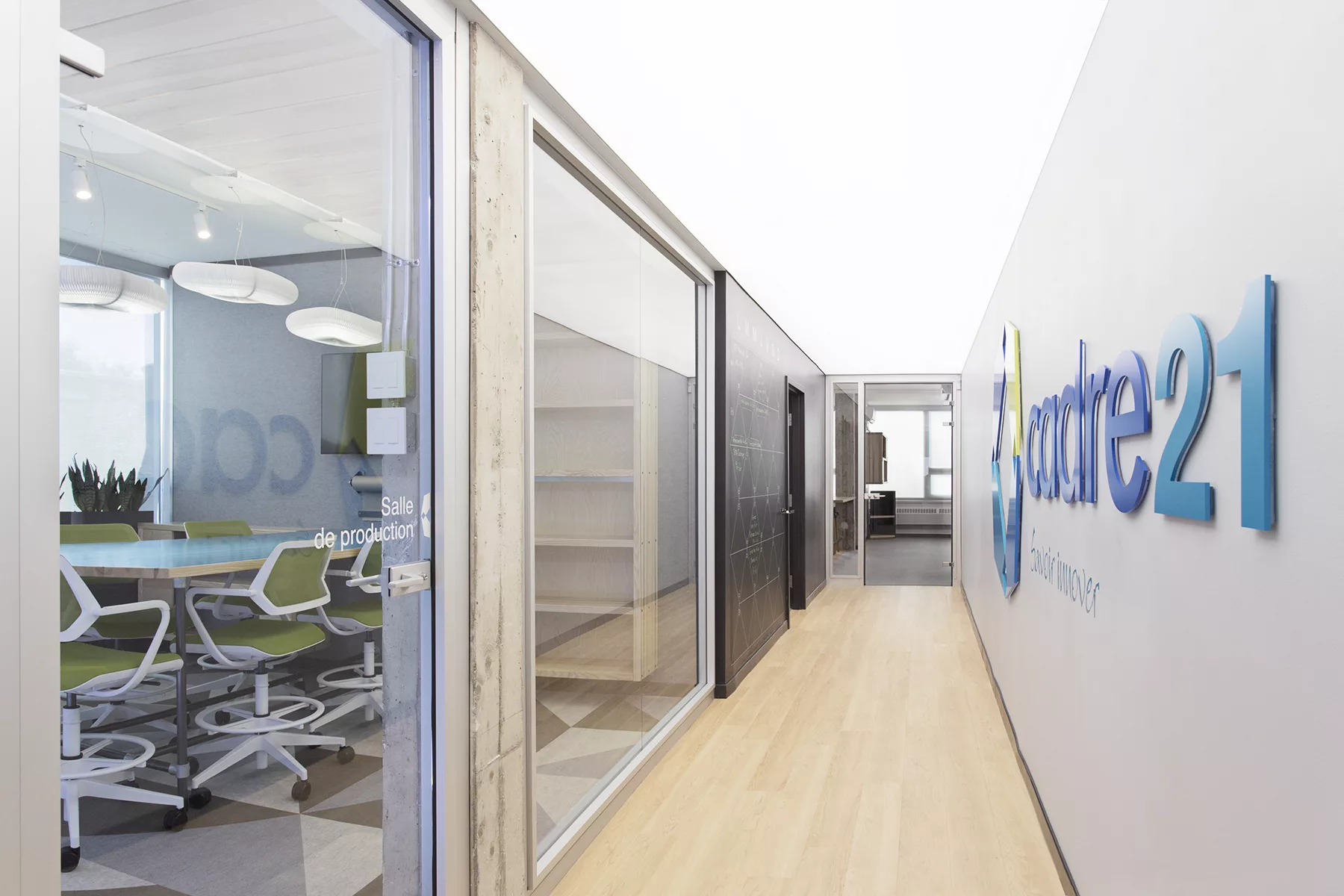 Le couloir adjacent aplusieurs salles.