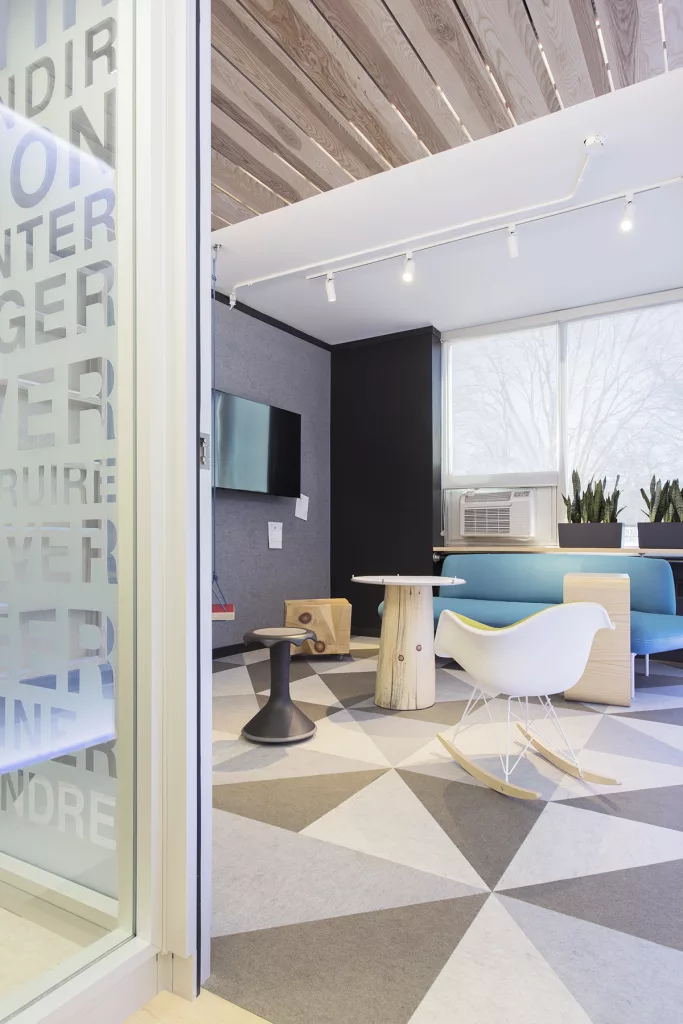 Une salle de formation 
Cadre 21 de la FEEP contient différents mobiliers, dont certains créés par Taktik design.