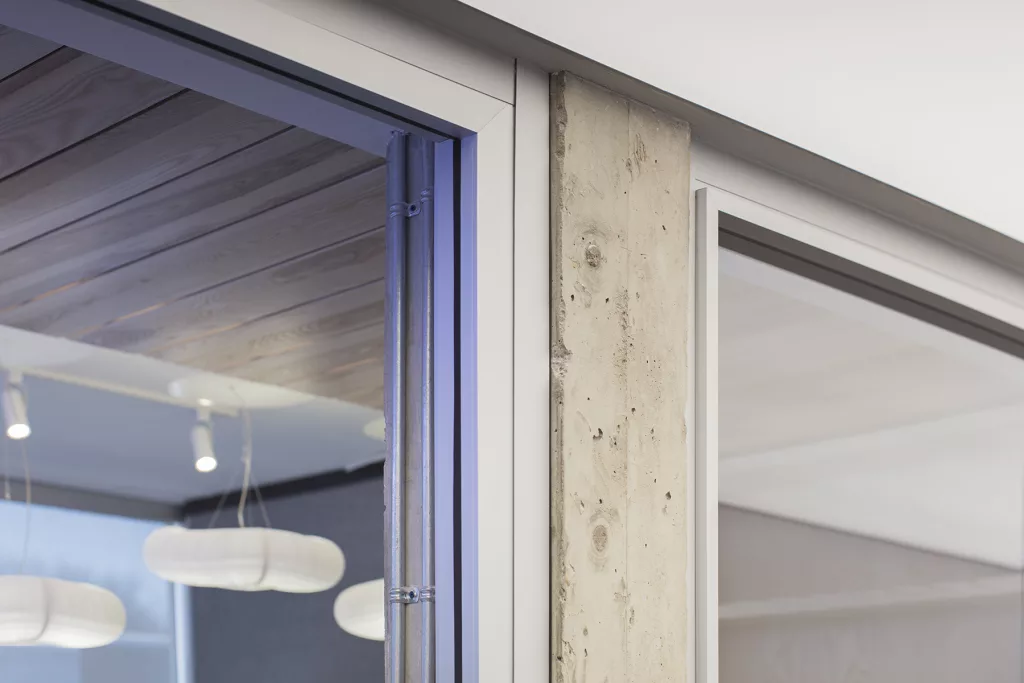 Le béton et l'aluminium foont partie des matériaux du local de salles de formation Cadre 21 de la FEEP.