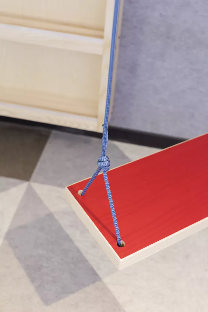 La balançoire rouge d'une salle de formation 
Cadre 21 de la FEEP.