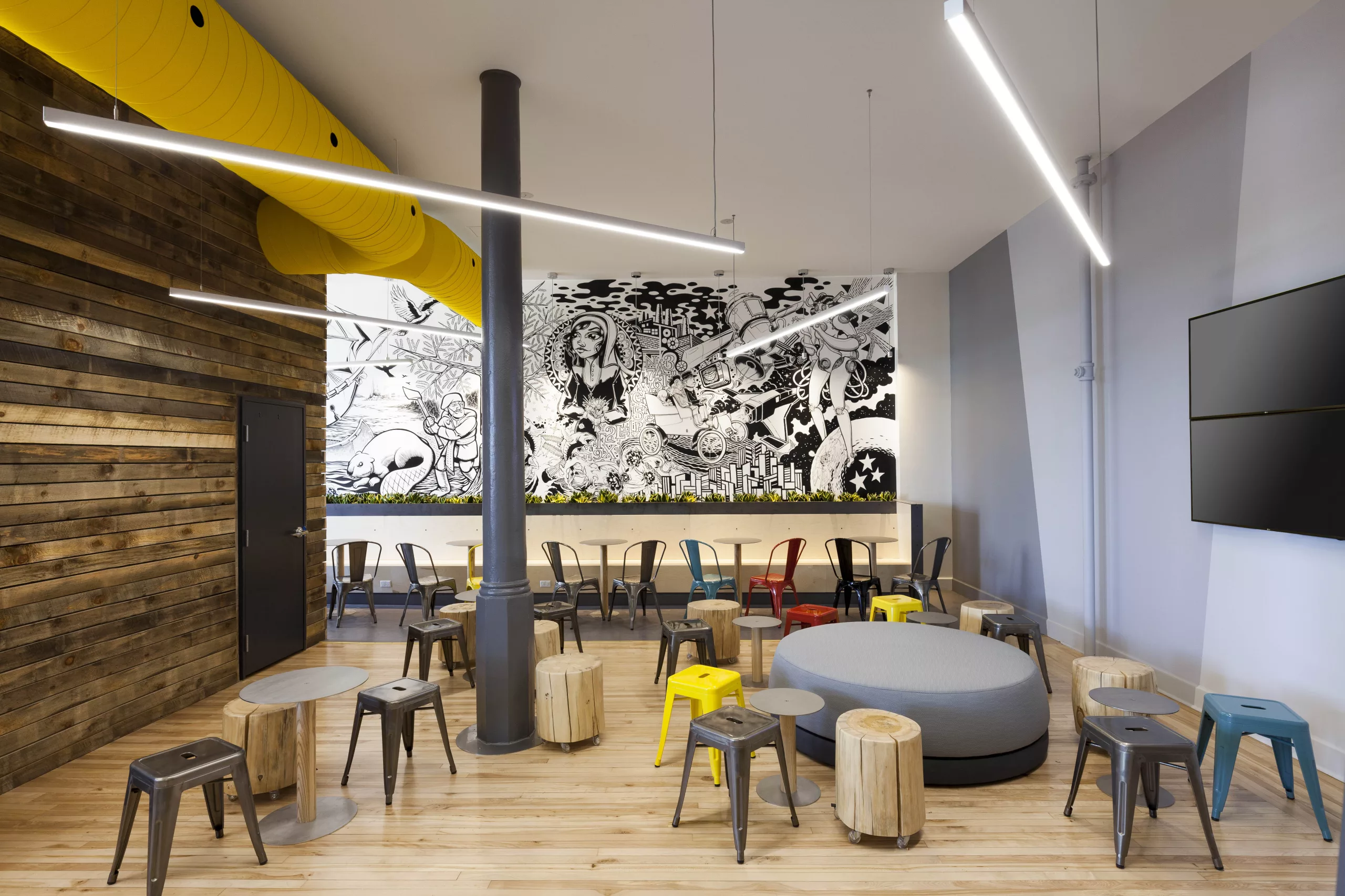 Une vue d'ensemble de la murale dans le café étudiant du Collège Sainte-Anne.