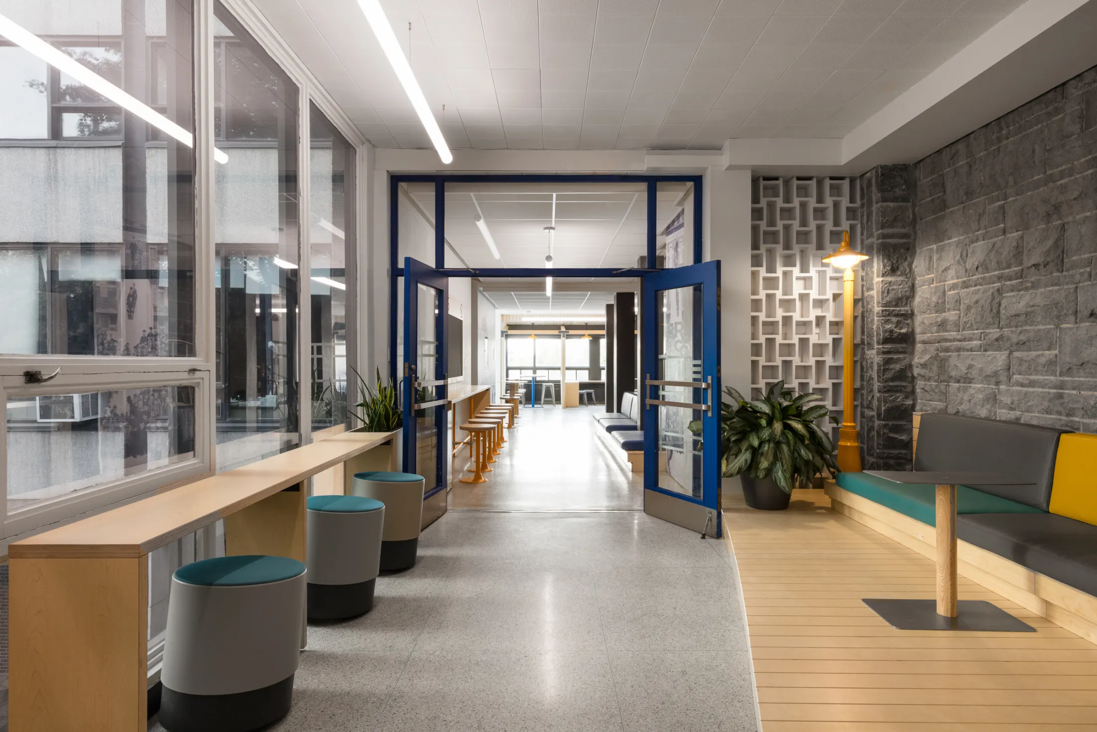 Opposée à la section des banquettes, des comptoirs et chaises de style tabourets peuvent être utilisées comme espace de travail ou autre.