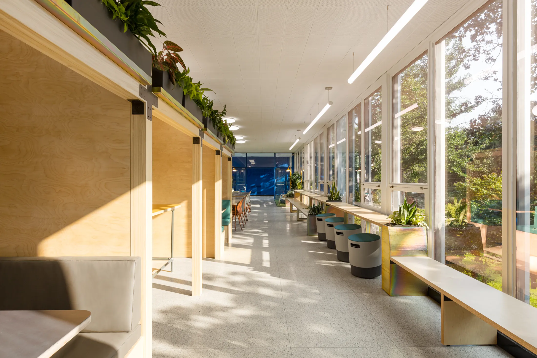La rocaille du collège Notre-Dame met en valeur un grand couloir fenestré en le transformat en plusier espaces de travail pour le étudiants.
