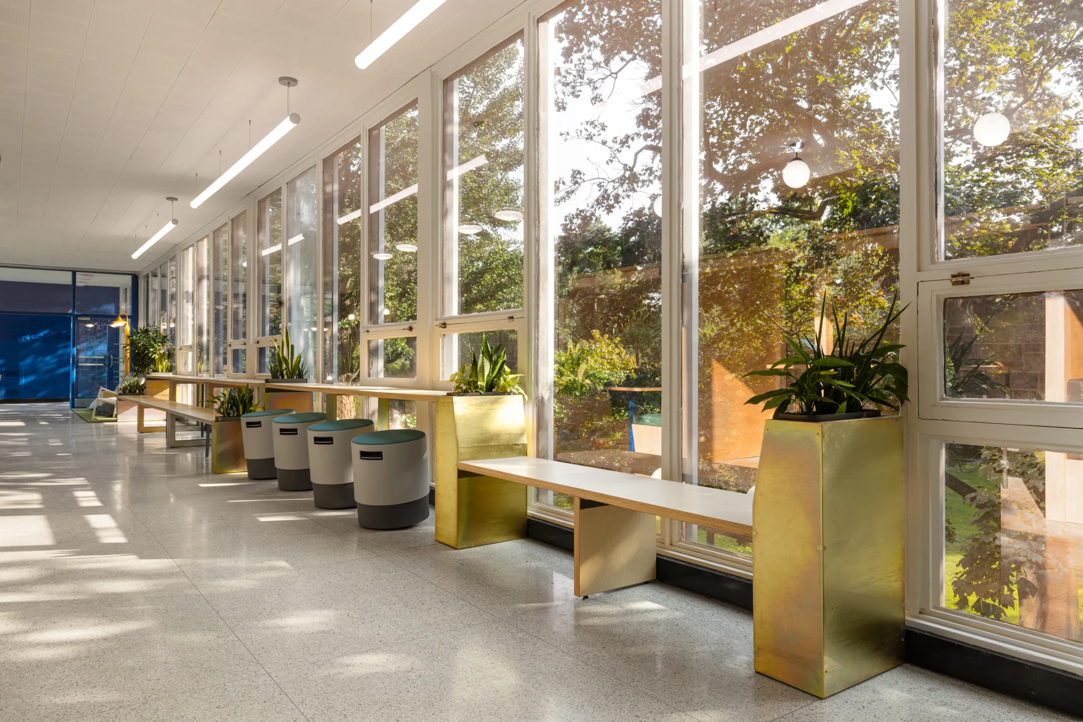 Des banc et tables comptoirs sont disposés pour que les étudiants puissent s'assoir pour lire, étudier ou travailler.